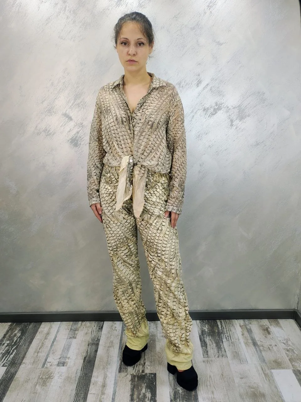 Vintage Roberto Cavalli matching set featuring a long-sleeve fluid silk shirt and cotton trousers in a neutral-toned detailed feather print.
